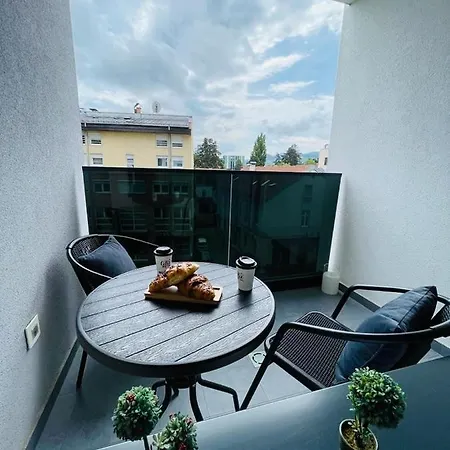 アパート Apartment Holiday