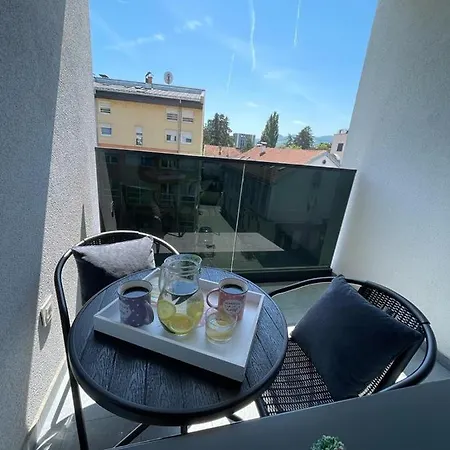 Apartment Holiday アパート